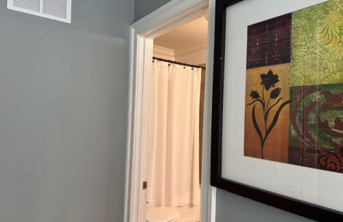 Classy Victorian Brownstone Subway Shopping - Photo 34