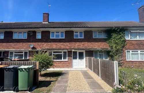 Dunstable 3-Bed House Sleeps 6 Driveway Parking Near Town Centre & Transport Links Close to Whipsnade Zoo Ideal for Families & Contractors - Photo 2