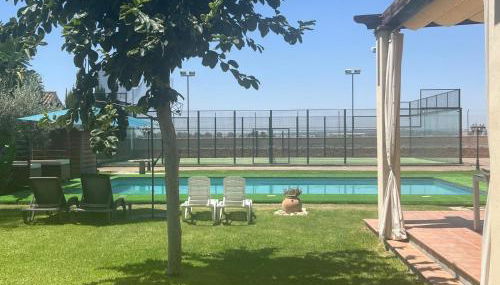 Precioso chalet con piscina y pista de padel - Photo 3