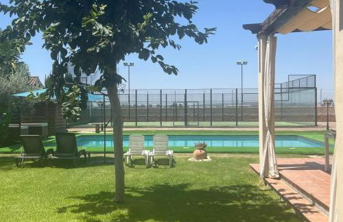 Precioso chalet con piscina y pista de padel - Photo 3