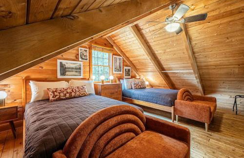 Log Cabin with Hot Tub, Game Room-10 min to NRG - Foto 23