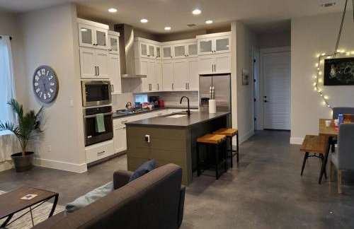 Actually walkable to square & Private Heated Pool - Foto 24