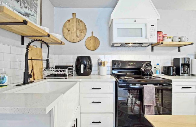 3-story 6-bedroom 4 Bathrooms 3min-asian Dist - Photo 11