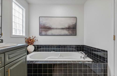 Newly Renovated Luxe Home near Asheville | Pool, Hot Tub, Theater & Games! - Foto 29