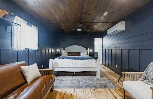 The Roost Farmhaus on 20 acres, hill country view, firepit, swimming hole - Photo 6