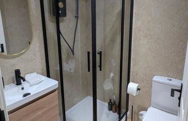 CHERRYTREES 5 Bed House, Sleeps 10, 3 Bathrooms, Parking, Ideal for Groups and Work Stays - Foto 40