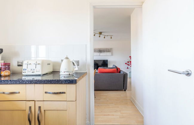 Skyline Haven Modern 2BR w/ Free Parking & 4kTV - Photo 27