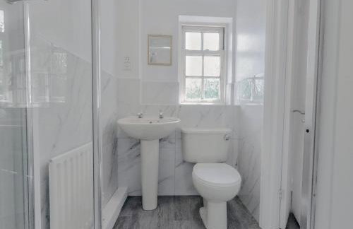 Stunning 3Bed 2bath family home with Garden - Photo 8