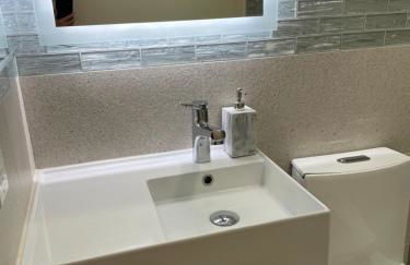 Newly Remodeled Family Friendly 3B/2B House - Foto 6