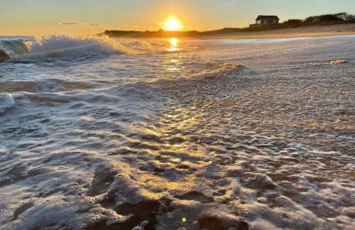 Surfside Villa by Rove Travel - Oceanfront Home with Hot Tub - Foto 54