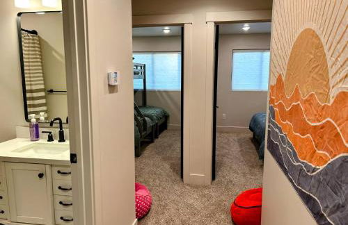 Peaks & Pines Modern Gem, 2 Kings, Bunks, Hot Tub, Walkable, Kid's Cove - Foto 45