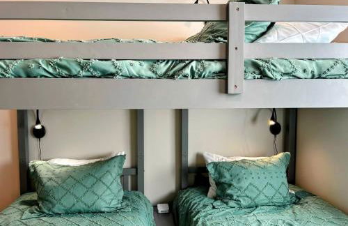 Peaks & Pines Modern Gem, 2 Kings, Bunks, Hot Tub, Walkable, Kid's Cove - Foto 51