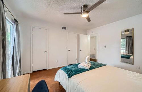 Your 2B Getaway - Steps 2 Dtwn - Sleeps 6 - Pool and Prkg - Foto 4