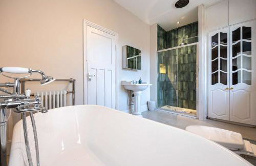 Detached House In Prestwich Sleeps 10 with Parking - Foto 40
