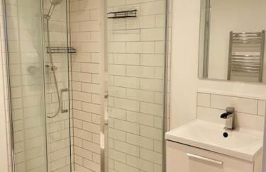 Stunning huge openplan 2Bed flat - Photo 9