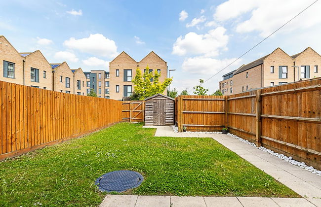 Semi-detached House With Modern Bespoke Interior - Foto 27