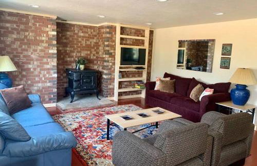 New! Lower Level Ranch Home - 10 mins to Town - Foto 5