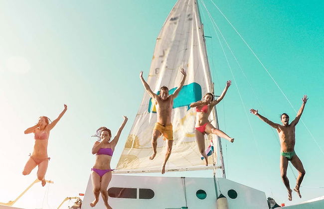 Fiesta en barco por Mykonos al atardecer - Foto 1