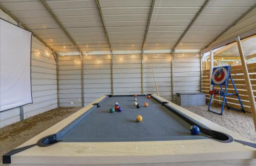 Game Barn, Cowboy Pool, 17ft Movie Screen - sleeps 10 - Photo 26