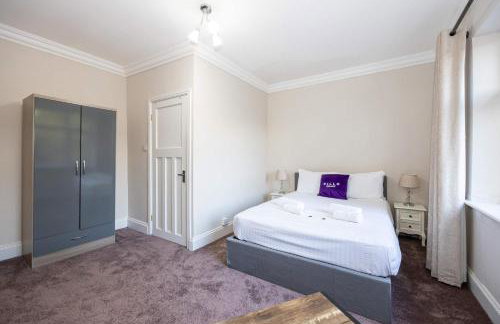 Detached House In Prestwich Sleeps 10 with Parking - Foto 26