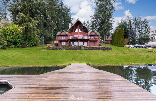 Beautiful Private Lake Lodge with Private Dock and Mountain Views - Foto 4