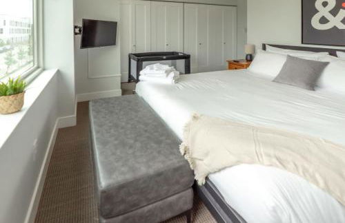 Beautiful Modern 3BR in the Grove ABODEbucks - Photo 43