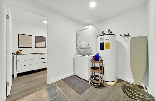 HUGE Modern Family Home- Modern, Fully Stocked, Weekly Savings - Foto 25