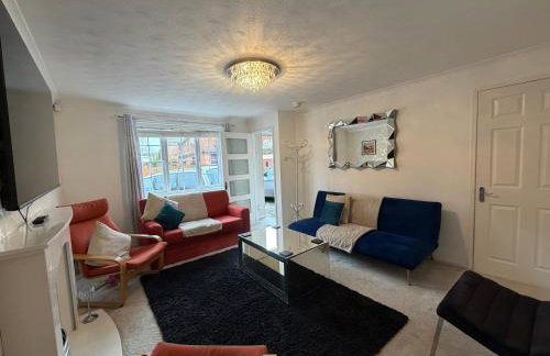 Spacious Modern 3 Bed Home Near Batley Train Station with Free Parking - Foto 1