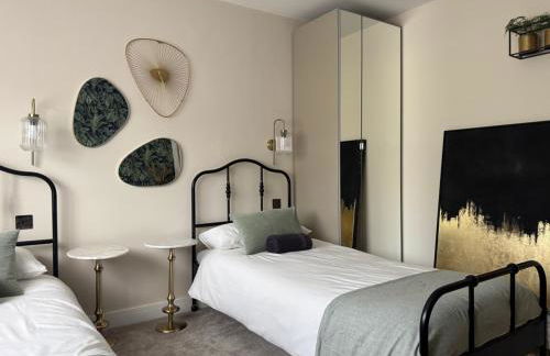 Modern Luxury Home with Spacious Garden close to Warner Bros Studio - Foto 30