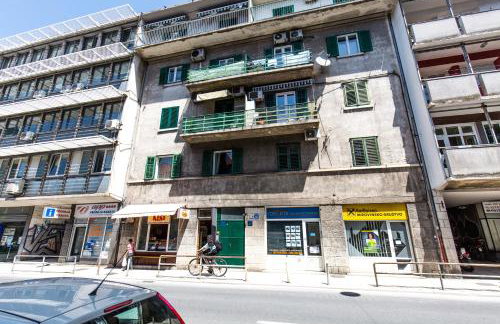 Spacious Apartment Center - Photo 50