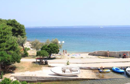 Seaside apartments with a swimming pool Ugljan - 829 - Foto 30