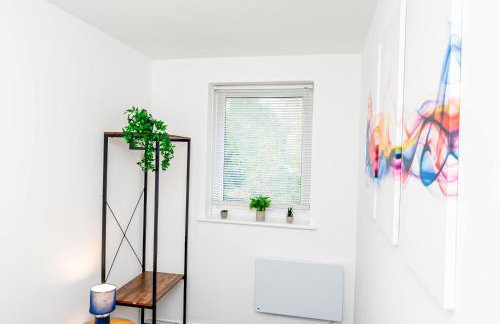 Spacious Home near Heathrow & Windsor with Parking - Photo 32