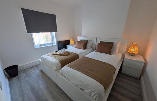 Modern Central Apartments with Balcony - Photo 40