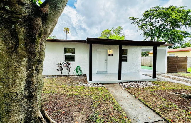 Modern 2-bedroom Retreat Near Beach Airport - Foto 26