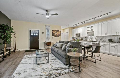 Upscale 2BR suite With Free Parking and Walkable Area - Foto 17