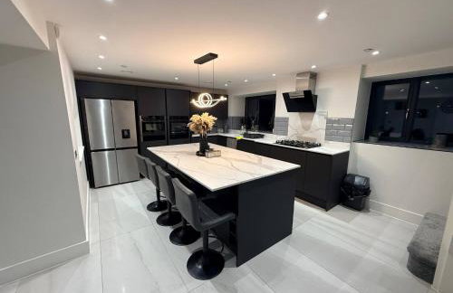 Luxury home 5 bedroom 3 bathroom games room parking - Foto 6