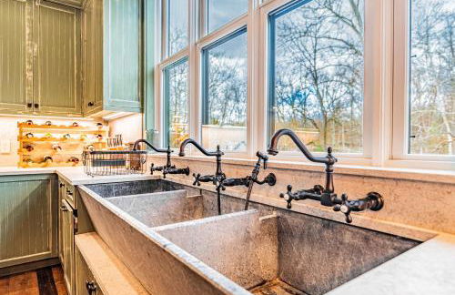 Modern Barn with Hot Tub, Game Room & Sleeps 14 - Foto 39