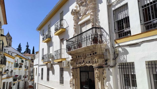 Admirando la fachada de un palacio barroco en el centro de Cabra