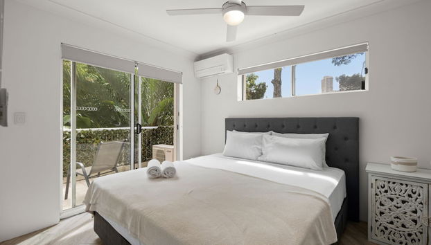 Cosy Central Burleigh Getaway - Foto 3, Habitación