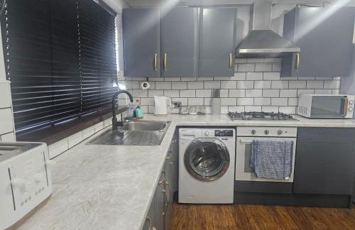 3 Bed House - Sleeps 6 - Parking - Wifi - Photo 2