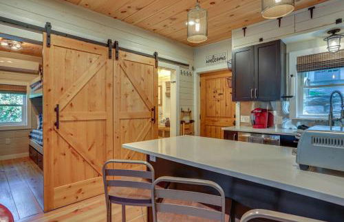 Lakefront Cottage with Dock, Hot Tub and Fire Pit - Foto 16