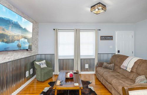 Country Cow Flair with Large TVs, Ample Parking, Nintendo, EV Ready - Photo 19