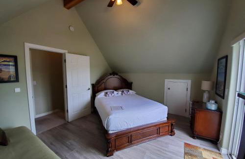 Sunkissed 3BR beach getaway - dog-friendly fenced yard, firepit, glimpse ocean views, near beach access, sleeps 8 - Foto 20