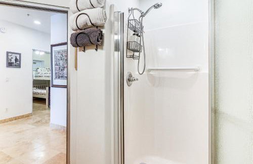 Walk to Galveston Beach Family Condo with Pool - Foto 19