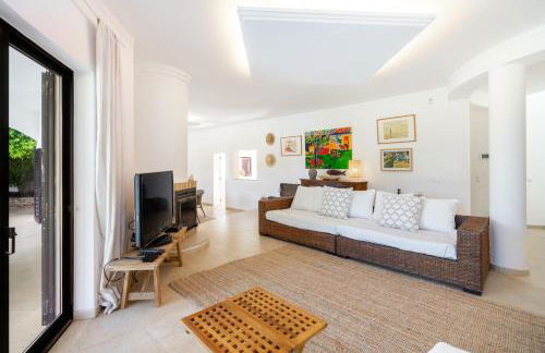 Luxury Private Family Villa with Pool AC & Parking - Foto 7