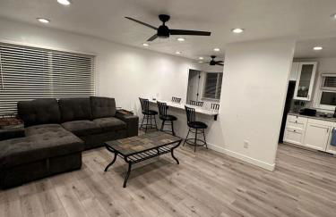 2BR Gem: Modern Comfort & Style - Foto 1