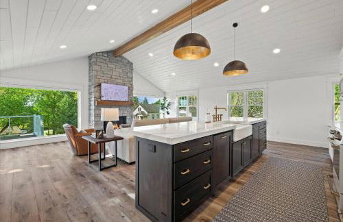 Designer Home w/ Lake Views+Walk to Downtown&Beach - Foto 19