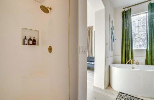 Relax Poolside! Home 6 Mi to Camelback Ranch - Foto 3