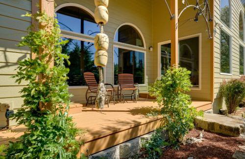 On McKenzie River! Home with Scenic Sunroom - Foto 32