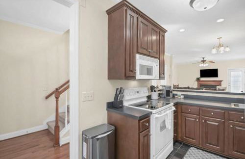 Cozy 2BR Home Near Ft Jackson - Photo 29